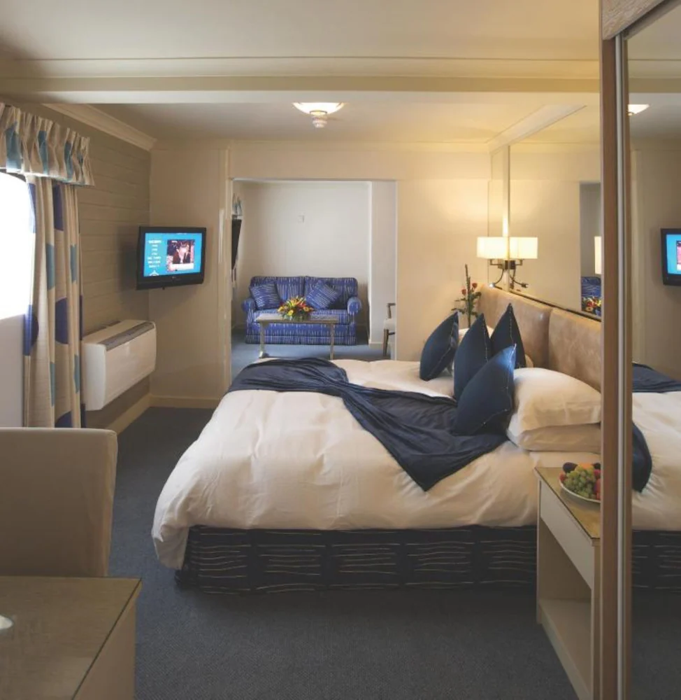 Cobo Bay Hotel — 6