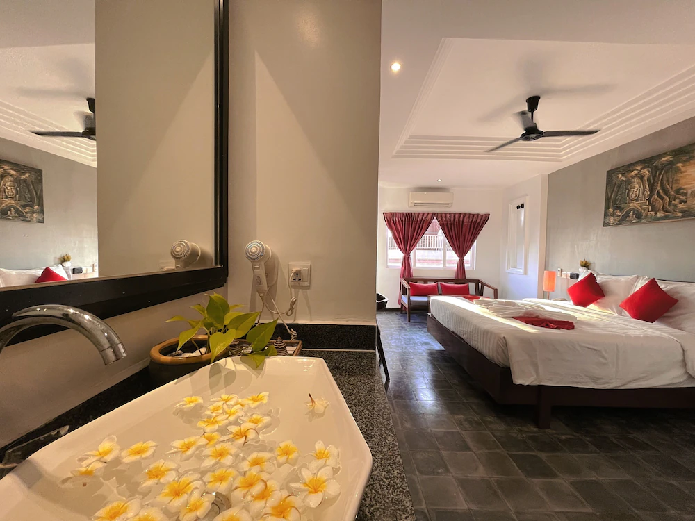 The Luxury, photo 2