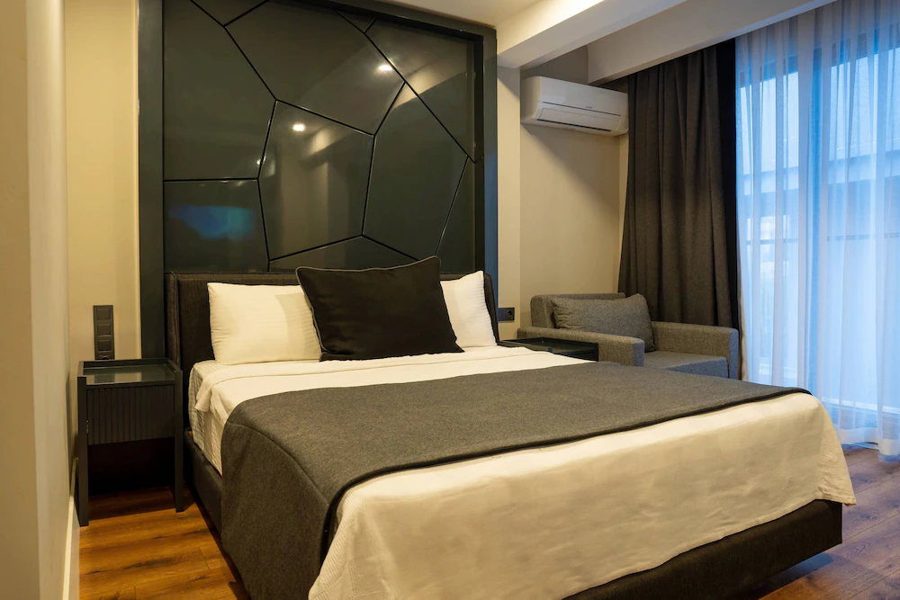 Lucky Monkey Midi Hotel — 1