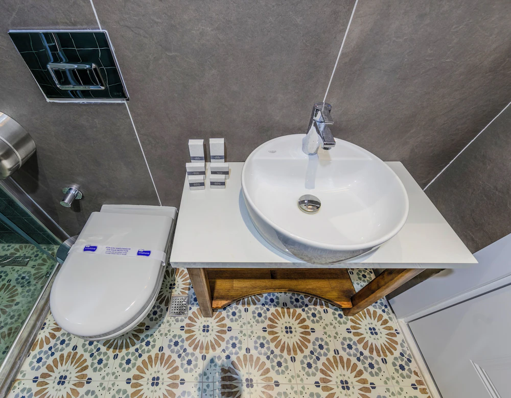Nenessa Airport Hotel — 3