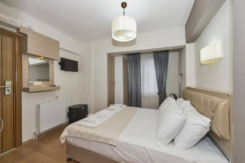 Metrolux Hotel — 1