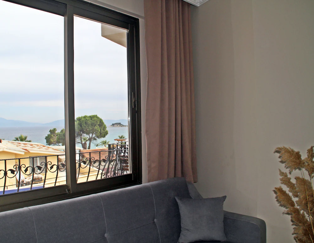 Rosy Suites Hotel — 4