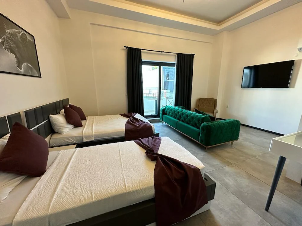 Wb Weekend Otel — 1