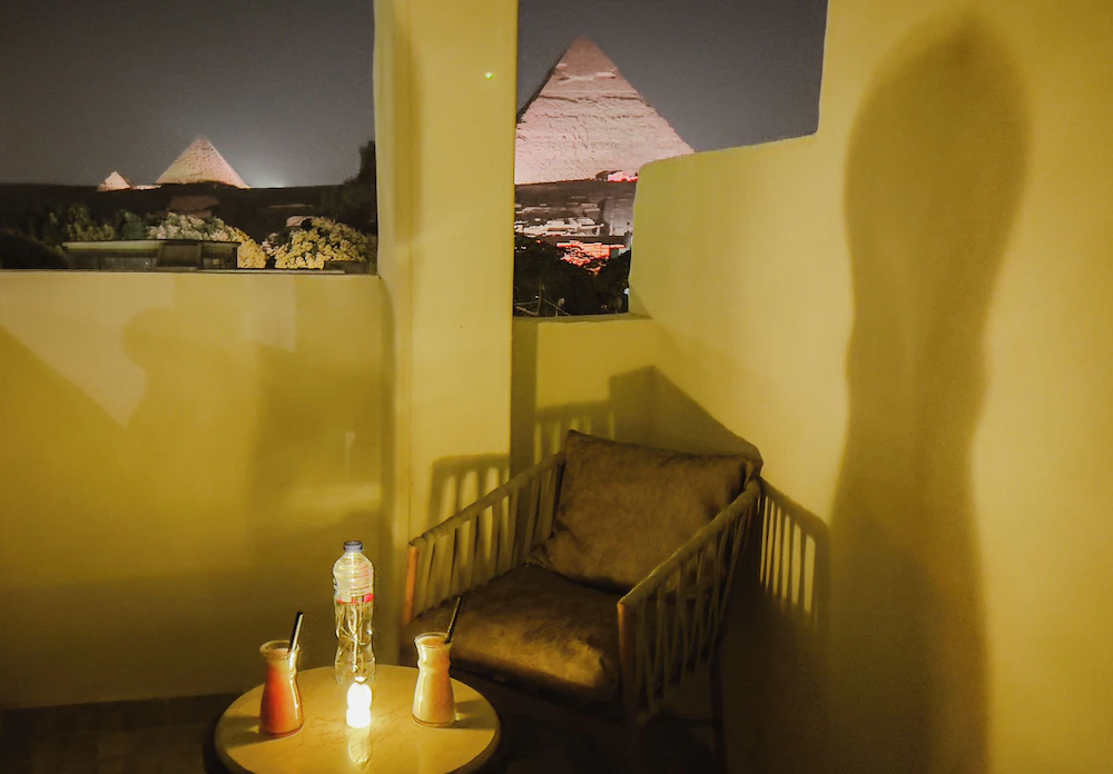 Tree Lounge Pyramids View INN, Sphinx Giza. — 1