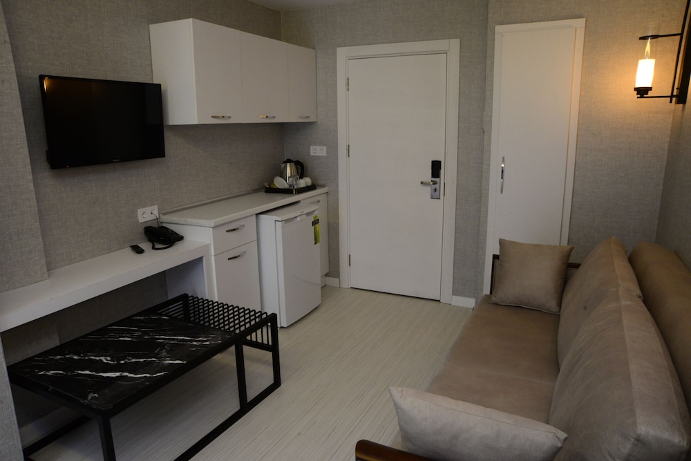 Gardenya Suit Hotel — 1