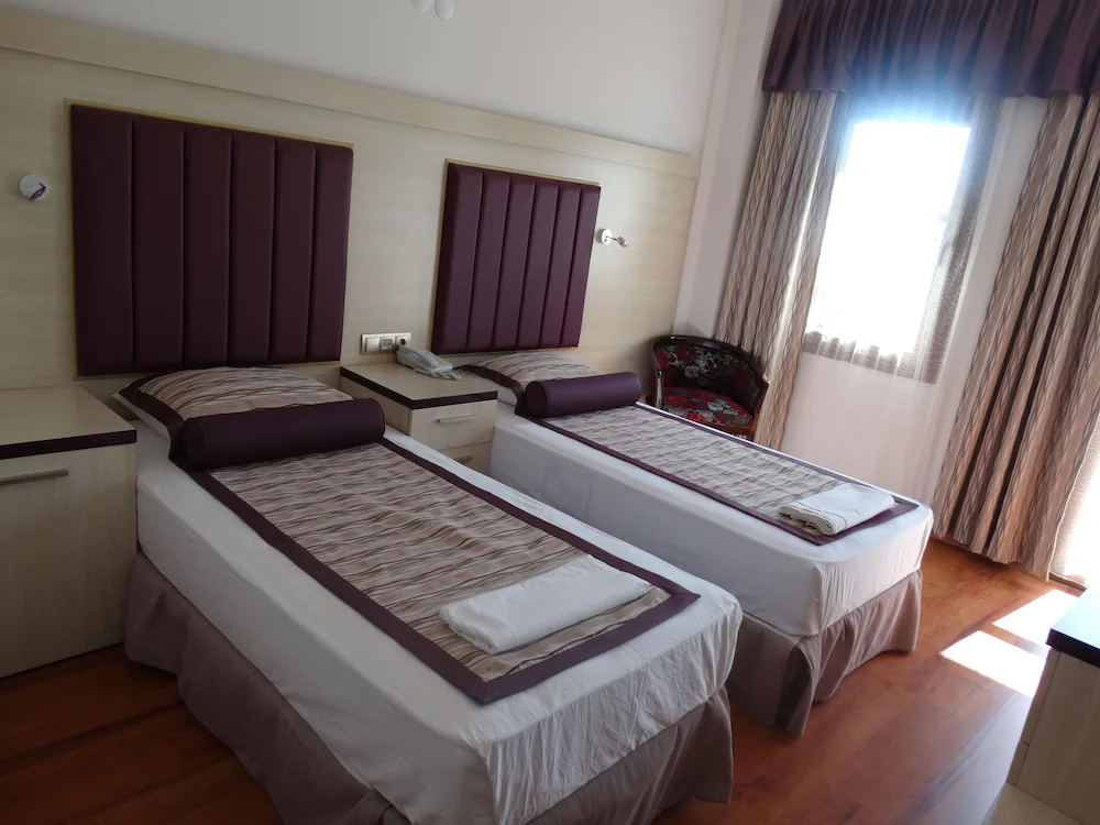 Bronze Hotel — 2