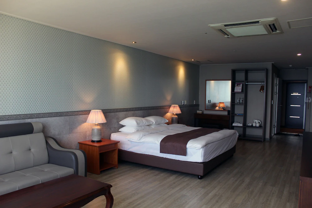 Homers Hotel — 4