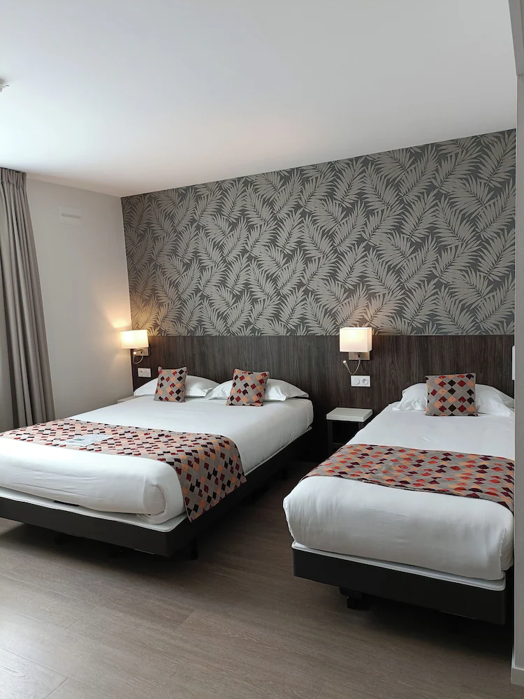 Brit Hotel - Hotel de l'Hippodrome — 4