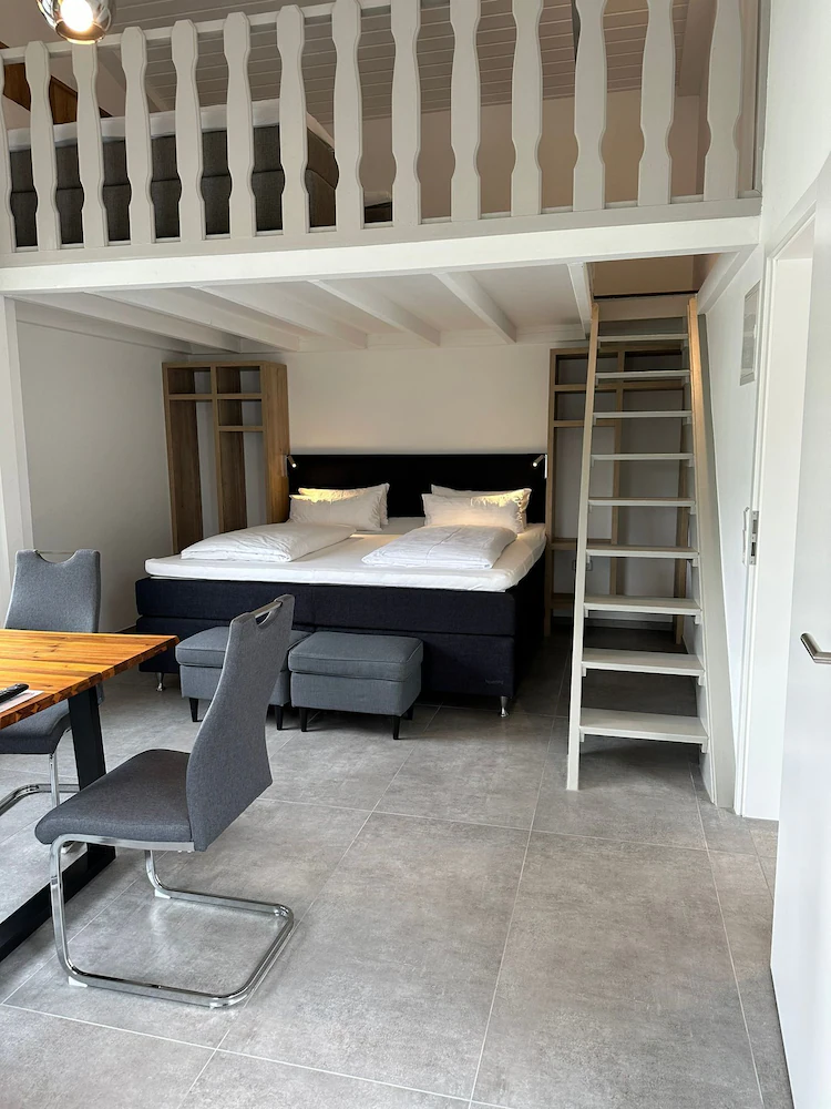 Hotel B4 — 6