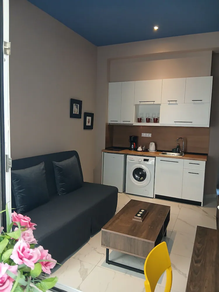 Black Onyx Comfort Suites — 1