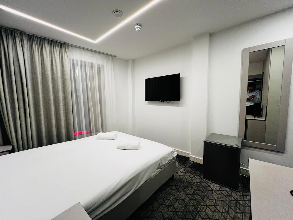 Ilford Grand Hotel — 2