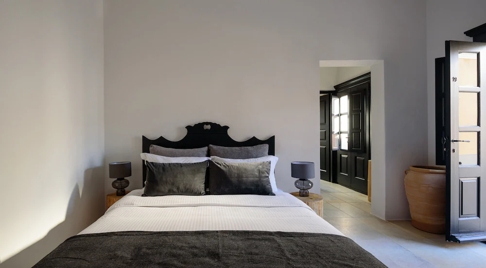Firalia, Casa In Rock Suites — 2