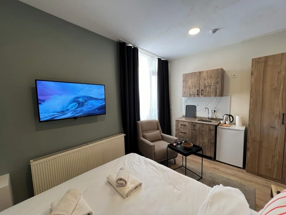 Roj Suite — 6